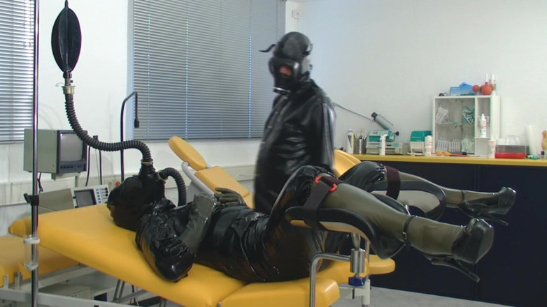 Rubber & Clinic Studio - 1ATOYS: Masturbare bizară în cauciuc cu pișat-rebreather