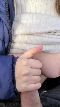 내 가슴에 사정으로 끝나는 산책에서 휴식으로 빠른 핸잡
