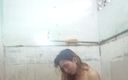 Reyna Alconer: Belle beauté dans la salle de bain