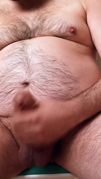 Un grande orso peloso si masturba