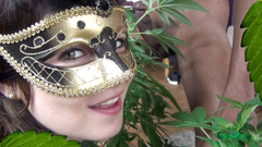 Cumbizz: Drobná teenagerka dvojitě kouří