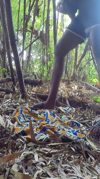 Kami pergi untuk berhubungan seks di hutan, sulit untuk menemukan tempat yang bagus (bagian 4)