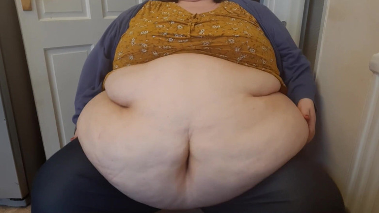 SSBBWLadyBrads: Culona juega con vientre y jiggles
