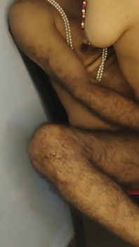 Švagr Desi Bhabhi si dal jeho ptáka do kundičky