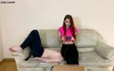 Petite Princesses FemDom (PPFemdom): Chica gamer Sofi en leggings - ignorante peso completo sentada en...