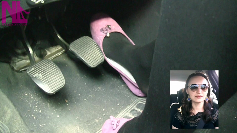 Nyllady: Fahren in schwarzen dicken nylons und rosa ballettflats