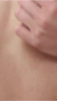 Mladá sexy amatérská blondýnka s velkými bradavkami masturbuje svou kundičku s robertkem