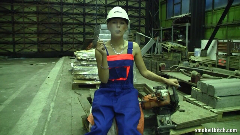 Smoke it bitch: Chuda blondynka w fabryce robi przerwę na cygaro