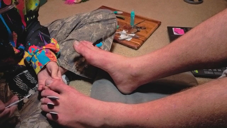 OnlyKyles: Melody cho chủ nhân của cô ấy một chiếc móng chân