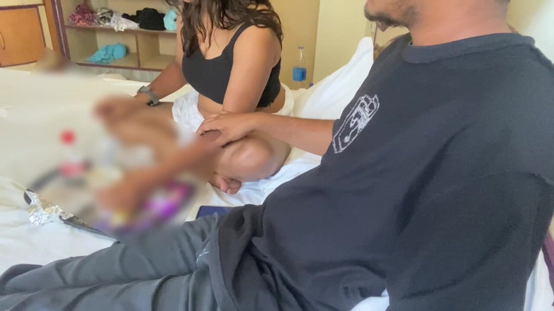 Pinkididi: 印度继妹男友抓到说话印地语音频