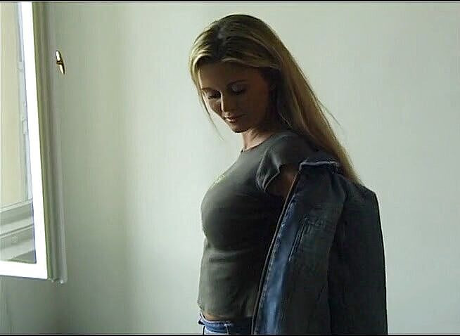 Flash Model Amateurs: O blondă uimitoare se joacă cu ea însăși