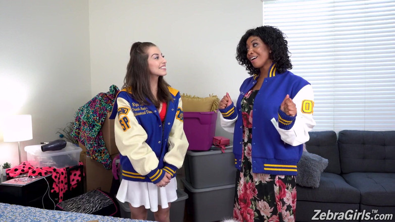 Zebra Girls: September Reign dan Spencer Bradley berkongkek lesbian