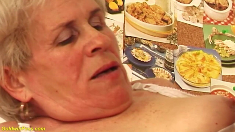 Crazy Old Moms: 毛むくじゃらの茂みのおばあちゃんはハードを必要としています