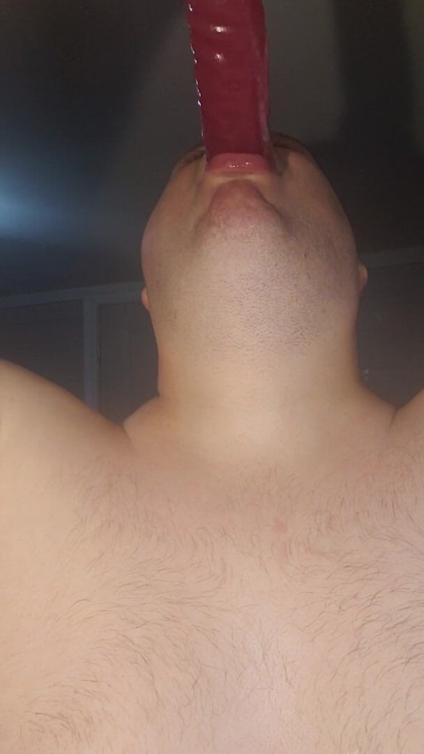 Charlieboy69: Đút sâu vào họng con cu giả đôi màu tím 18 inch...