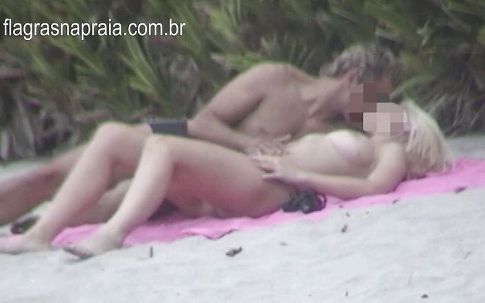 Amateurs videos: Bezwstydna para próbuje uprawiać seks na plaży w pobliżu surferów