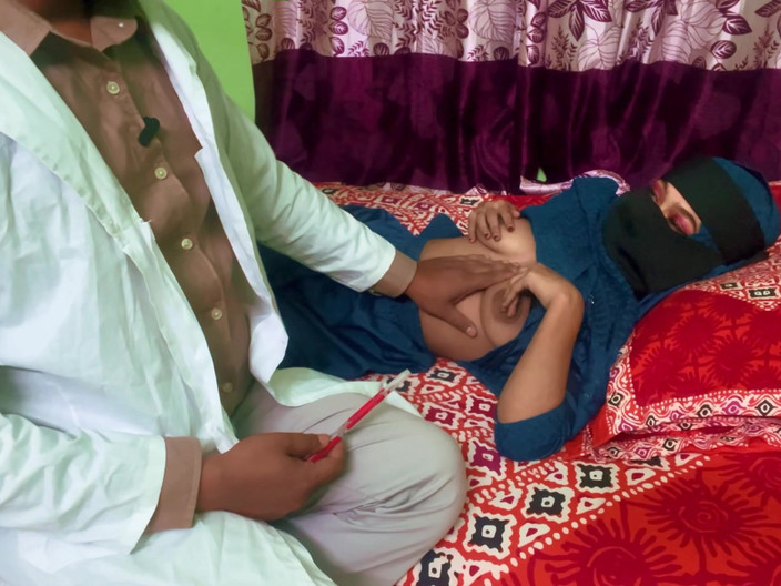 video_zone_bangla: Doctor por favor ayúdame, tengo mucho dolor en mis tetas