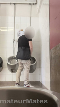 Chico Heterosexual Amateur Tratando De Ser Atrapado En Orinal Público