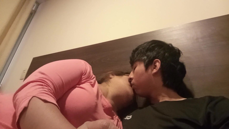 Moo DBOXXX: 내 자지를 빨기 위해 내 아파트에 필사적으로 오는 페이스 북에서 만난 단 하나의 새엄마