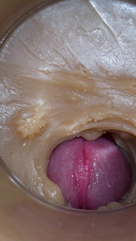 Camera in diep poesje legt cumshot vast