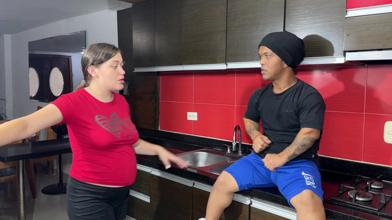 Julianaburning: Vedo che la mia sorellastra incinta sexy è in cucina e...
