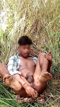 Indický teen kluk šuká do zadku s velkou okurkou hardcore masturbace v lese