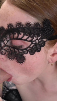 Gemaskerde Allison Bloom oefent haar orale vaardigheden