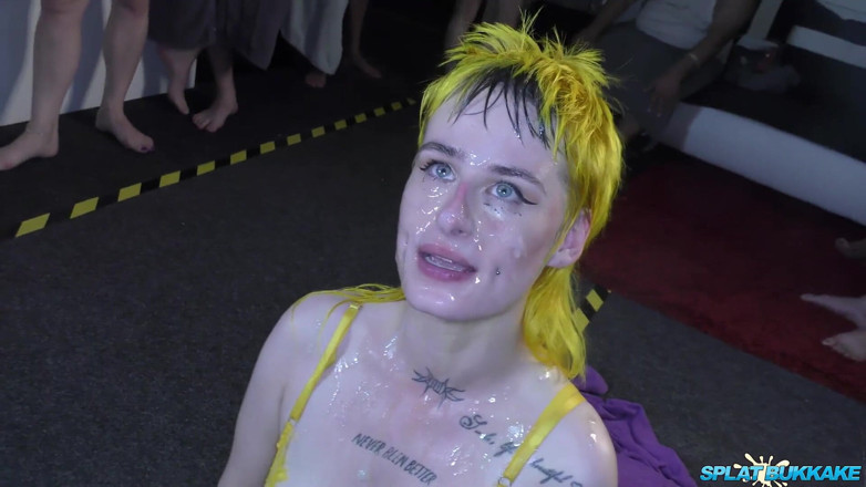 100% Amateur Gangbang and Bukkake from the UK!: Lana Banana, salope punk excitée, prend d'excellents éjacs faciales