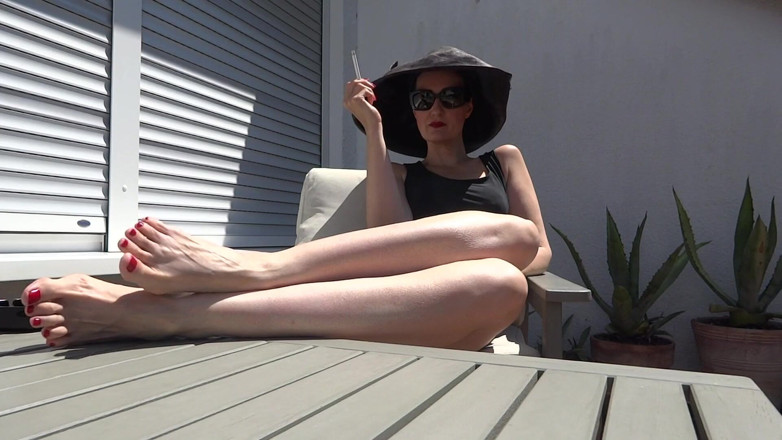 Lady Victoria Valente: Señora descalza fuma en la terraza