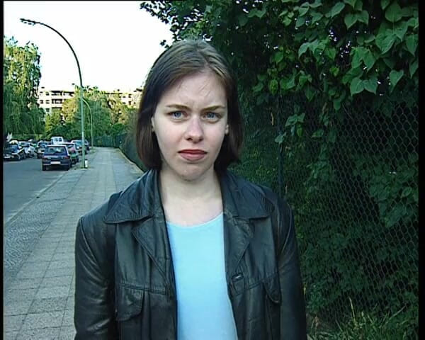 YOUR FIRST PORN: Schulmaedchen Sophie Zeigt Muschi softclip student Sophie toont poesje zachte...