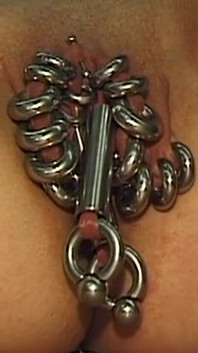 La MILF rossa mostra i suoi piercing estremi
