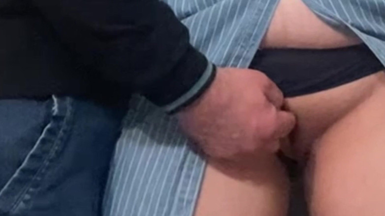 Niki studio: Sapık Yaşlı Adam Metro'da Parmaklarıyla Vajina Mastürbasyon Yapıyor