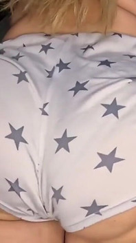 Adora mostrare il suo delizioso! Matrigna che rimbalza le natiche 1