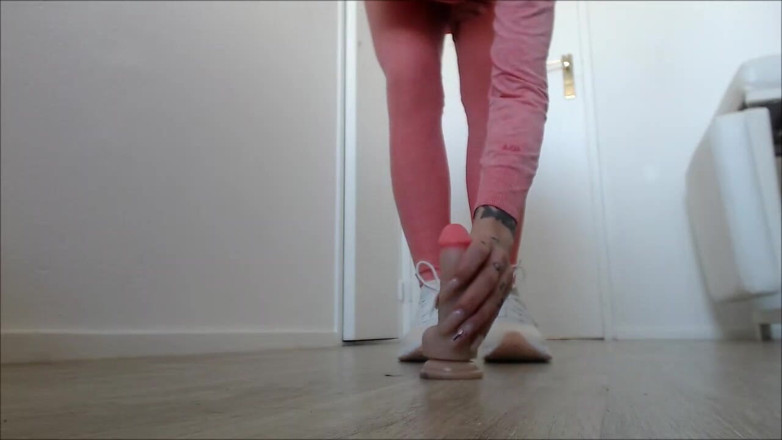 Inkeddutch: スニーカーフェチはそれらをきれいに舐める