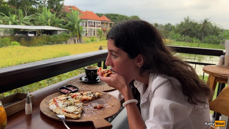 Katty West: 카페 사정에서 내 얼굴에 정액으로 피자 먹기