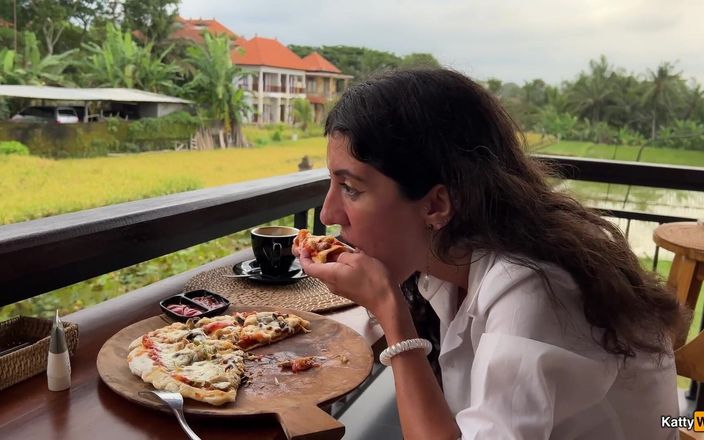 Katty West: カフェのザーメンウォークで顔にザーメンを塗ってピザを食べる