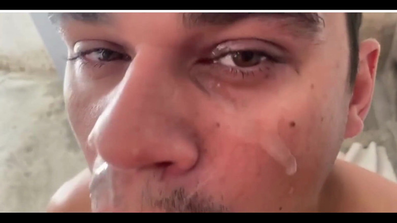 arabeputo: 他跪下，脸上含着牛奶