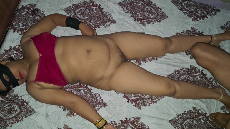 bisex321: 丈夫的朋友在妻子丰满的胸部上洒精液
