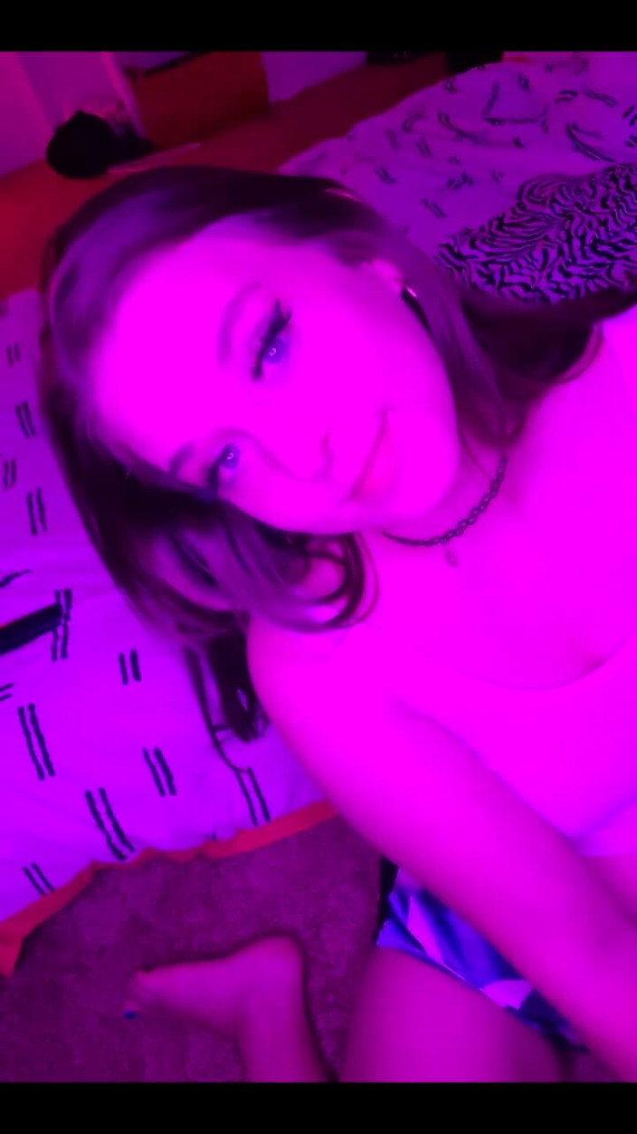 Alli Anderson: Kouření a chatování