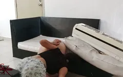 Minha meia-irmã fica presa sob um ar e eu aproveito o fato de que ela está em 4 para transar com ela