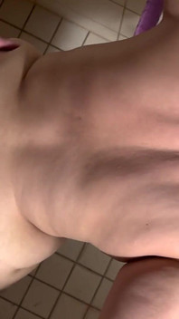 Grăsuță tatuată cu curul mare este prinsă cu vibratorul ei în baie