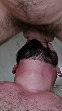 Un homme musclé assoiffé de sperme