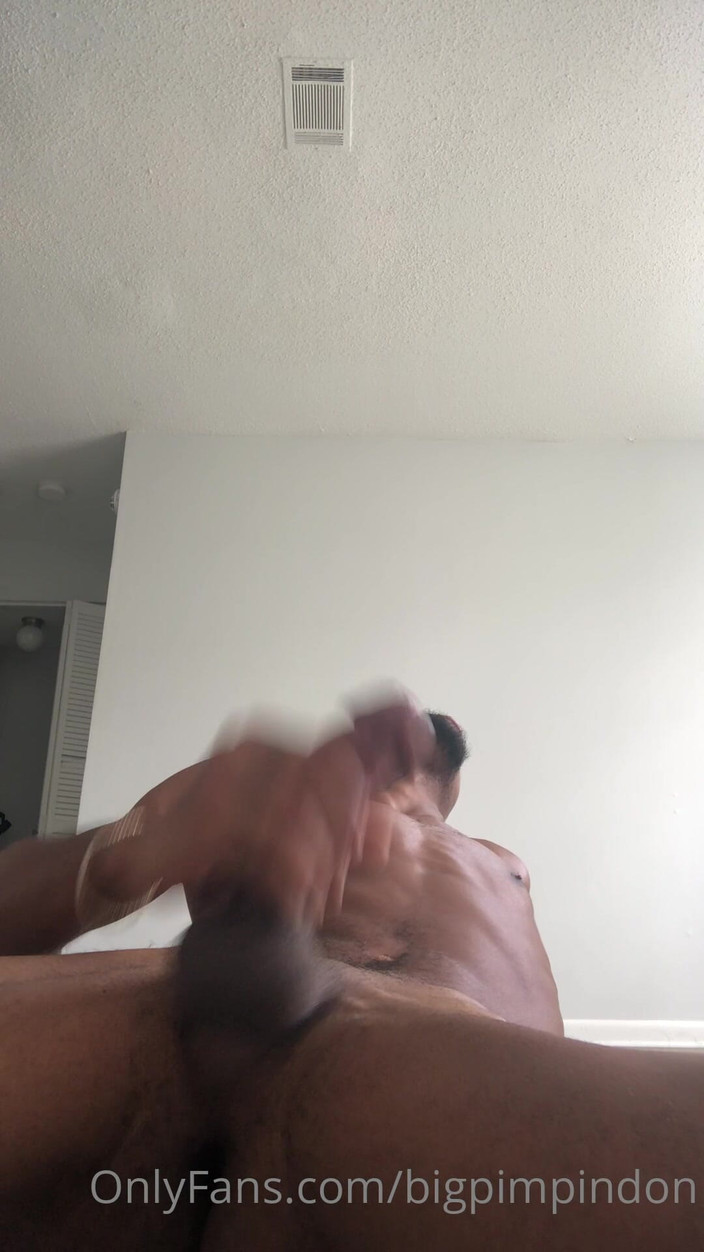 DamagedUnity9: Un negru excitat se masturbează