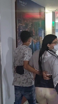 La bella ragazza paffuta perde la sua verginità con il suo fidanzato magro in un motel
