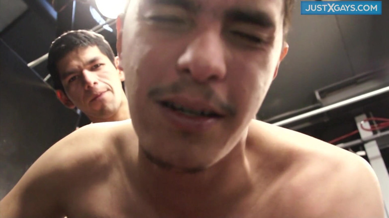 Just X Gays amateur porn: Ateşli adam emdikten ve canavar bir yarakla sikildikten sonra anal...