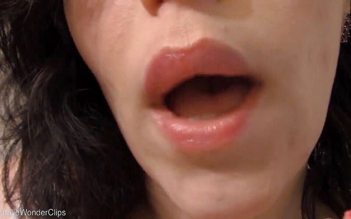 Natalie Wonder: Glanzende lippen zo nat en sappig - vunzig pratende lippen plagen