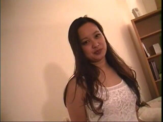Asian Club: Carina ragazza con un grosso tatuaggio sulla schiena allarga le...