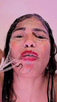 Tôi đắm mình trong nước bọt Một vòi hoa sen đầy đủ