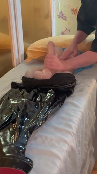 Massagem e punheta para a travesti até gozar