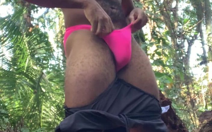 Ken Wild: Sexy černoch stříká v džungli