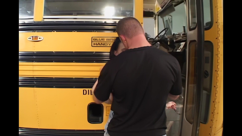 RATATATA!: Mladá Sasha Knox ho bere tvrdě do zadku poblíž autobusu